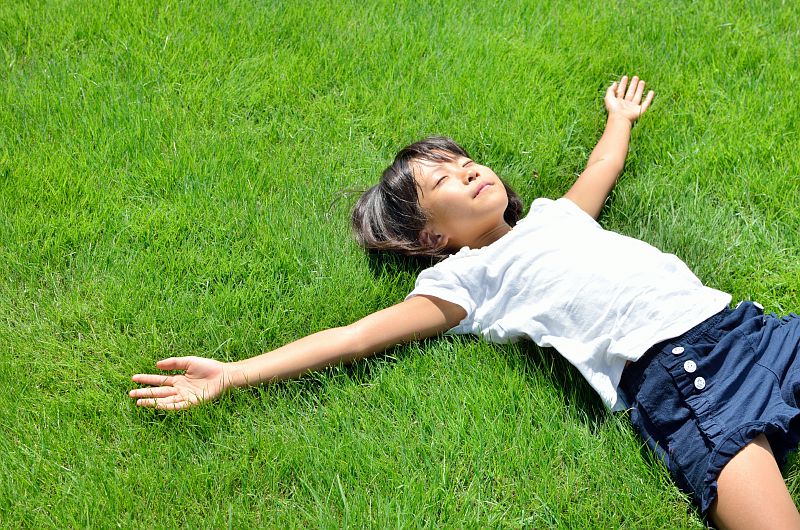 Enfant dans le gazon © iStock