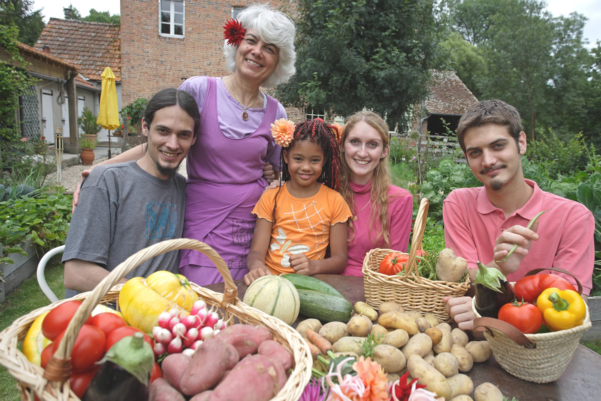 Récolte de légumes conviviale au potager ! © Gnis-Yves Lanceau